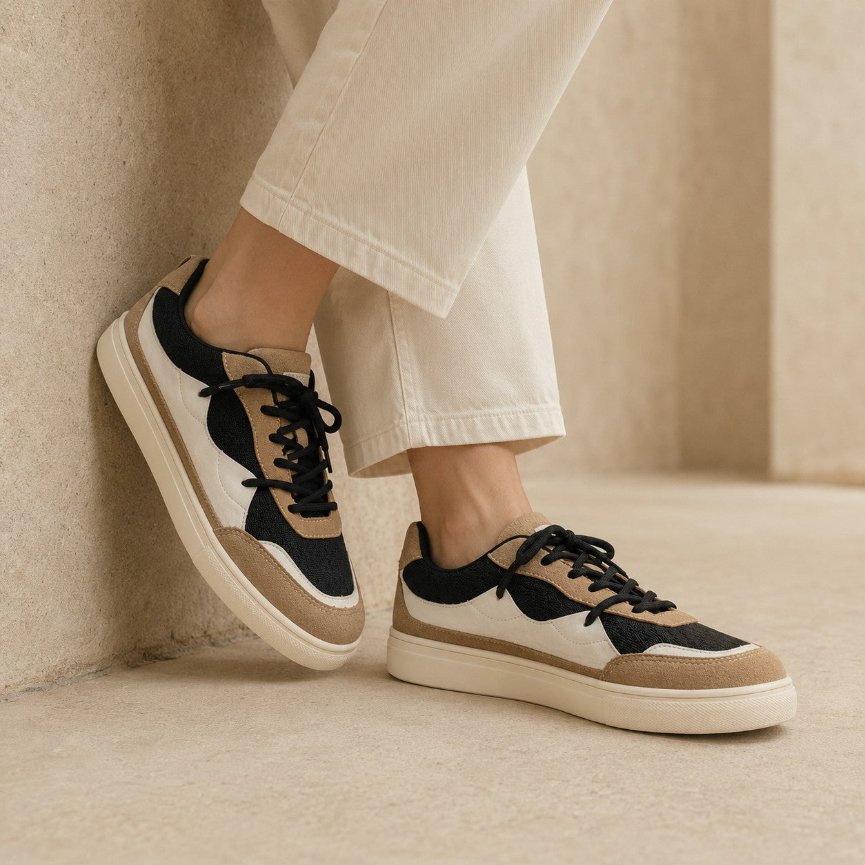 Shoppingooo Tri-Tone Sneaker