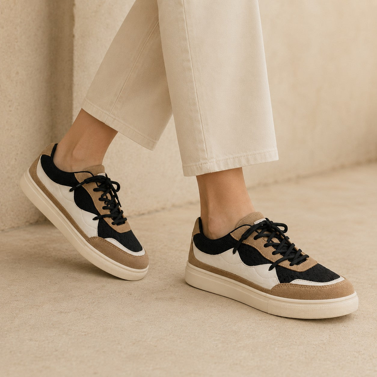 Shoppingooo Tri-Tone Sneaker