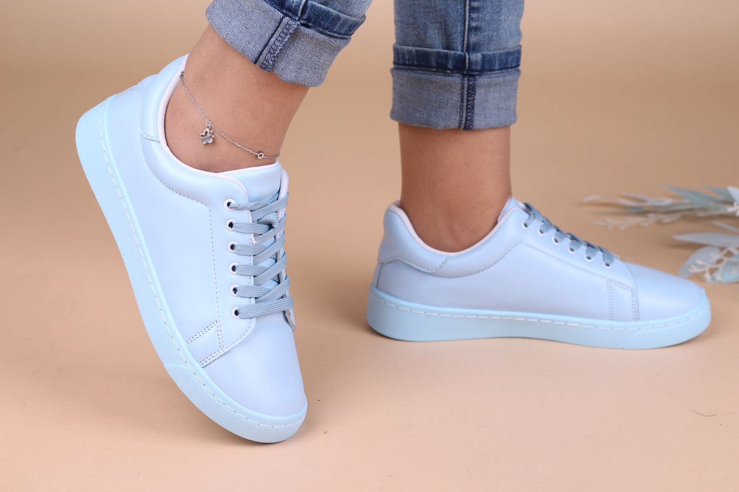 Women's Sneakers with a light and comfortable lace-up from shoppingooo