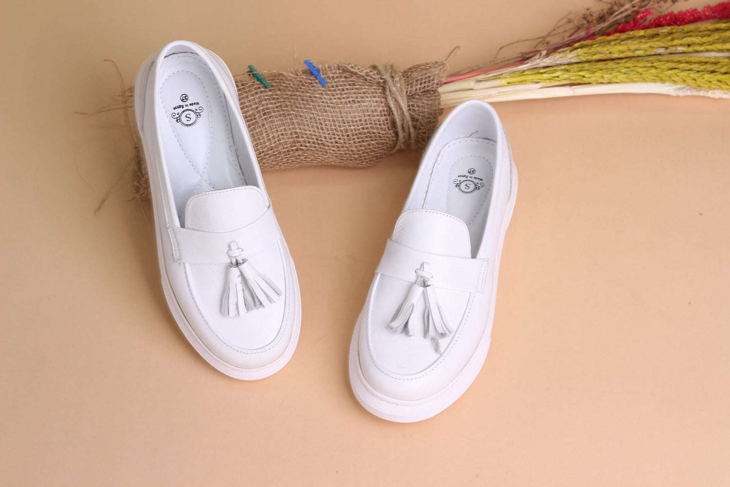 White genuine leather shoes in a modern and attractive way for long walks without fatigue from shoppingooo