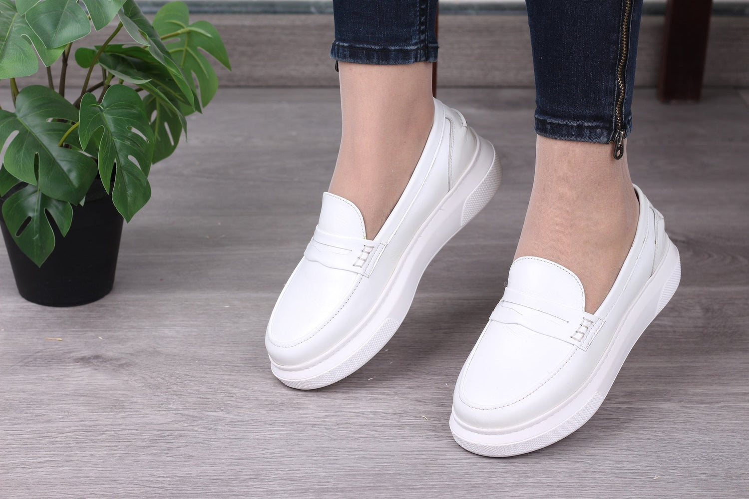 White genuine leather shoes in a modern and attractive way for long walks without fatigue from shoppingooo