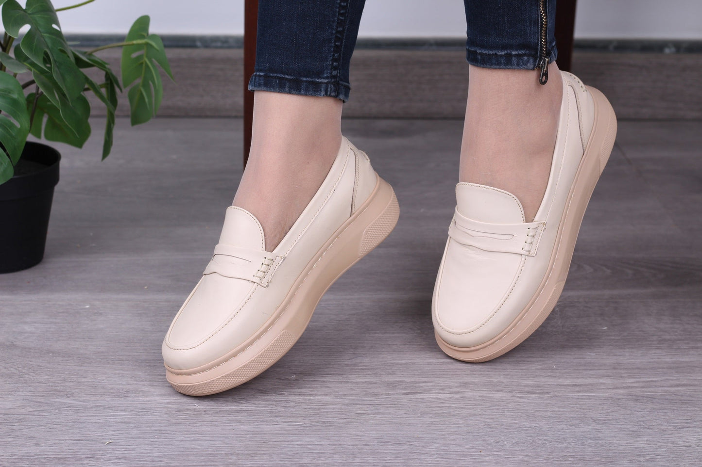 Beige genuine leather shoes in a modern and attractive way for long walks without fatigue from shoppingooo