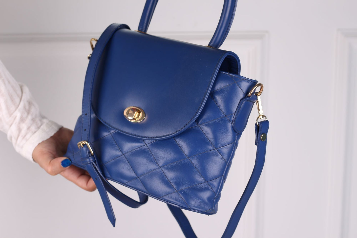 Blue genuine leather women's bag that holds the bag in the hand and has a belt and put it on the shoulder from shoppingooo