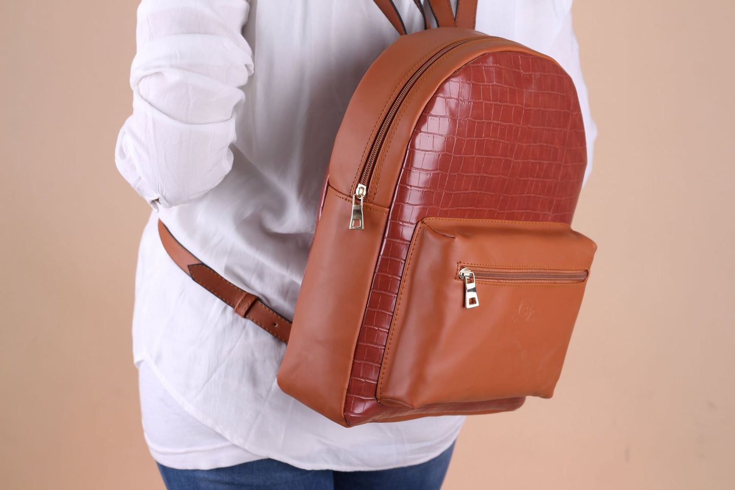 Havana leather women's backpack, light and comfortable, with a suitable size and price from Shoppingooo
